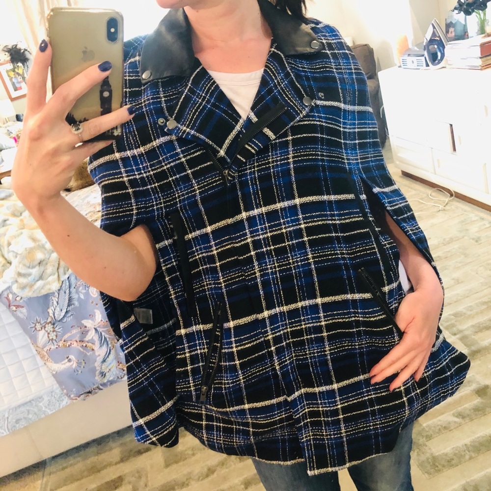 FALL SALE!🍁 NWOT Lovers + Friends Plaid Cape